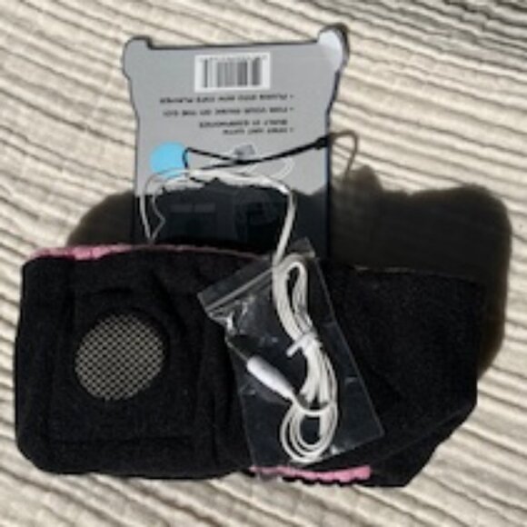 Knit Beanie with removeable earphones - Picture 10 of 10